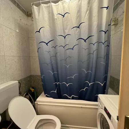 Spacious And Modern, Near The Lakes Apartment *
